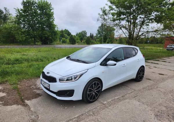 kia podkarpackie Kia Ceed cena 42000 przebieg: 147200, rok produkcji 2015 z Kostrzyn